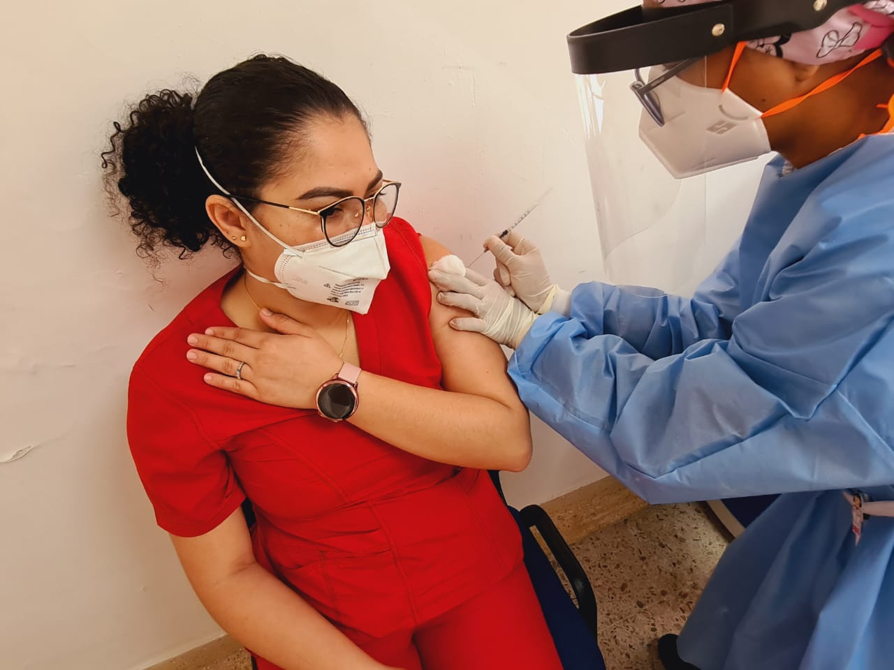 La fisioterapeuta Anyeli Dora Acuña Matute es una de las vacunadas dentro de la Dirección de Sanidad de la Policía en el Atlántico.