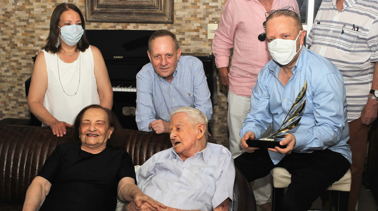 El periodista Chelo de Castro junto a sus familiares.