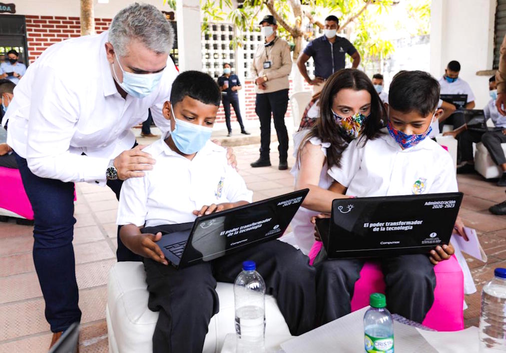 El Presidente Iván Duque y la MinTIC Karen Abudinen, con estudiantes utilizando las tecnologías.