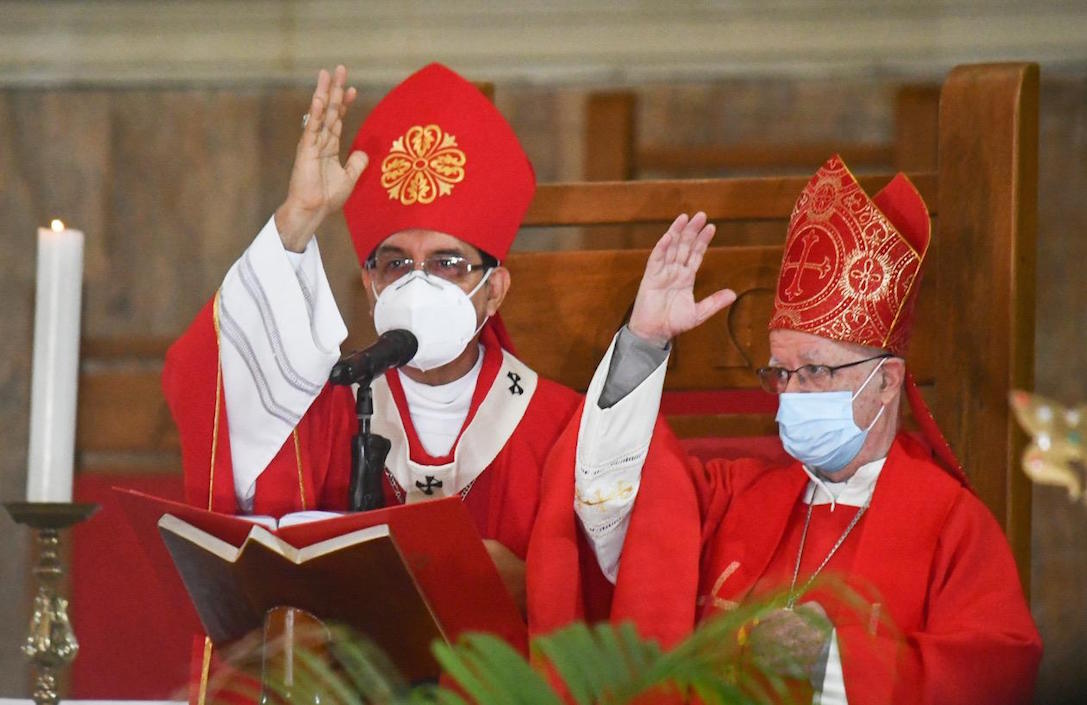 El Arzobispo de Barranquilla, Monseñor Pablo Emiro Salas y Monseñor Víctor Tamayo. Obispo Auxiliar Emérito, presidiendo la Eucaristía.