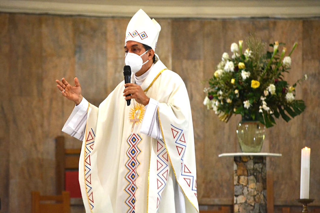 Monseñor Pablo Emiro Salas durante la plegaria.