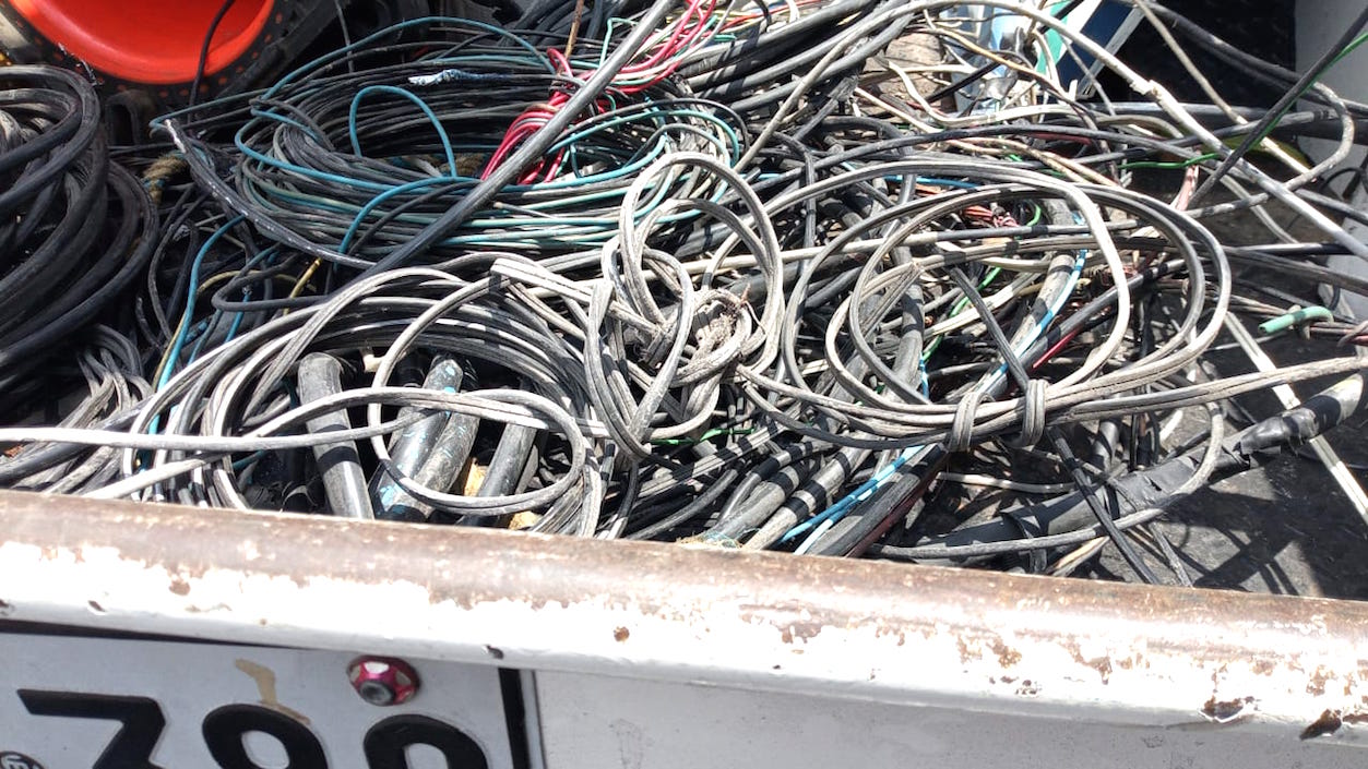 Cables con los cuales se 'colgaban' del servicio.