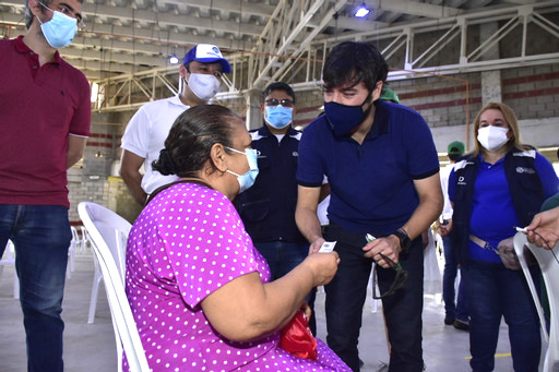El Alcalde Jaime Pumarejo con una adulta mayor después de ser vacunada.