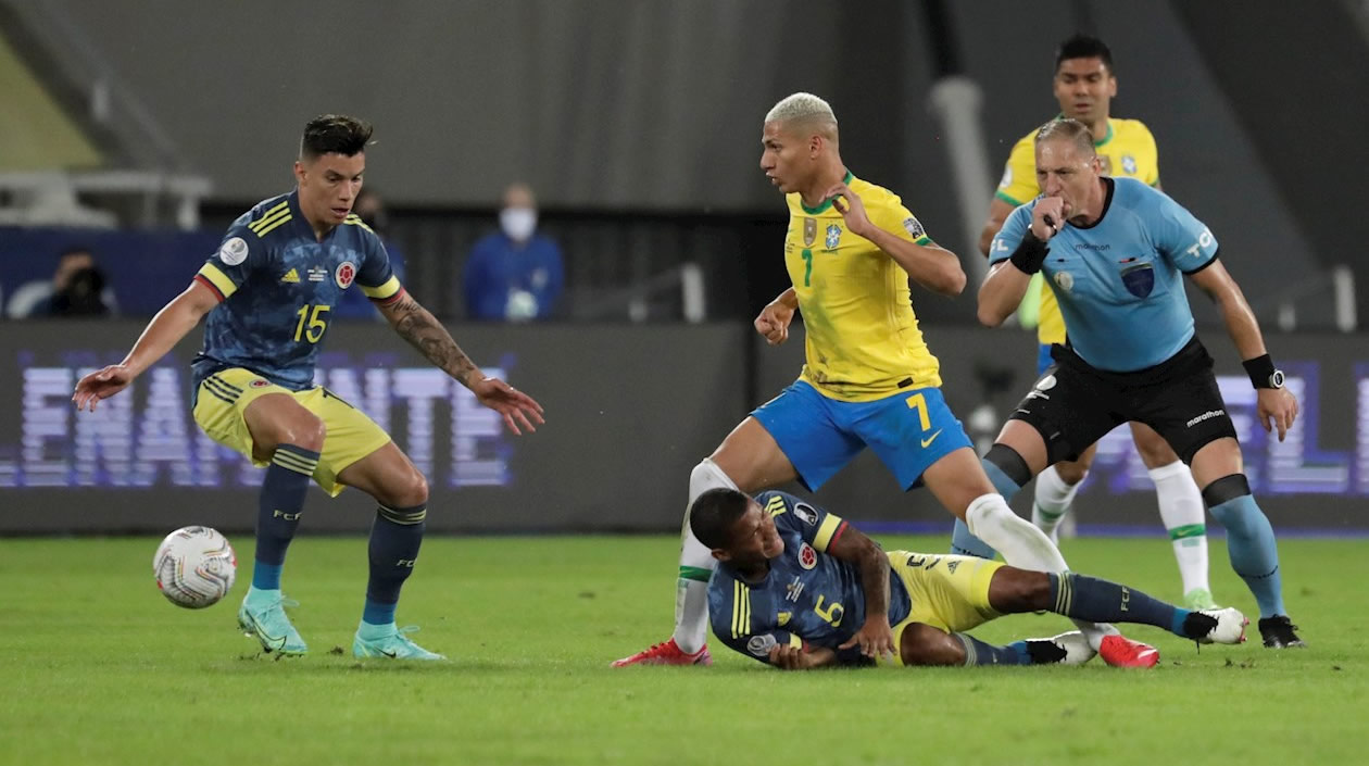 Richarlison de Brasil disputa con Mateus Uribe