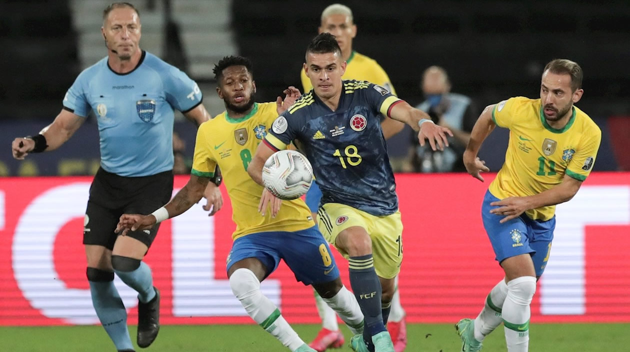 Fred y Everton Riveiro de Brasil disputan hoy el balón con Rafael Borré.