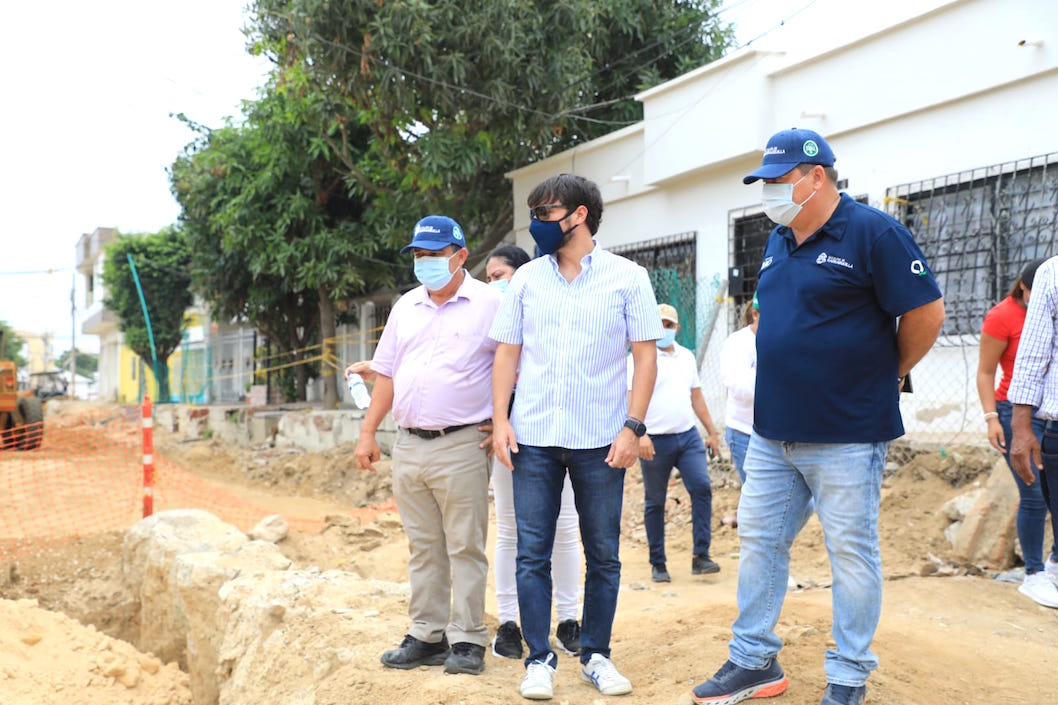 El Alcalde Jaime Pumarejo y el Secretario de Obras Rafael Lafont, inspeccionando los trabajos.