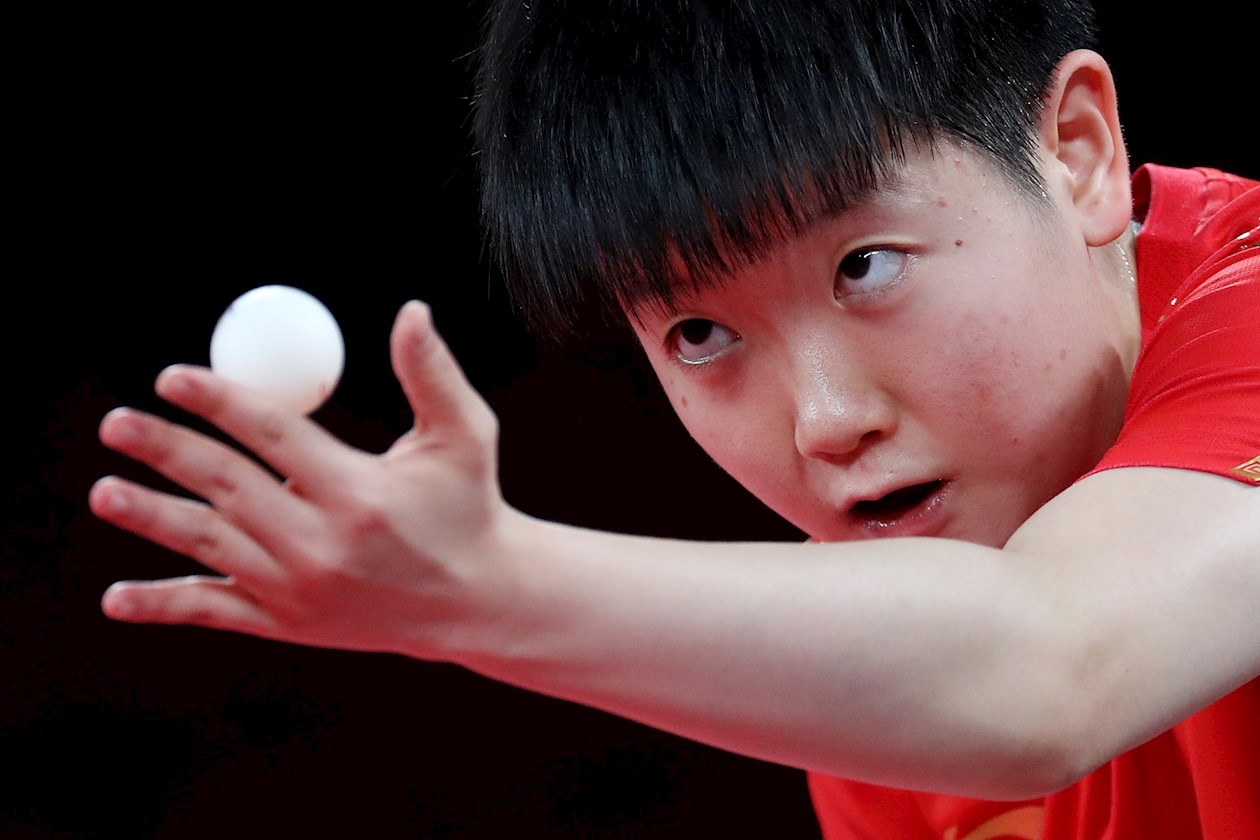 La china Sun Yingsha compite contra su compatriota Cheng Meng (no aparece) durante la final individual femenina de tenis de mesa de los Juegos Olímpicos de Tokio 2021, este jueves en Japón. 