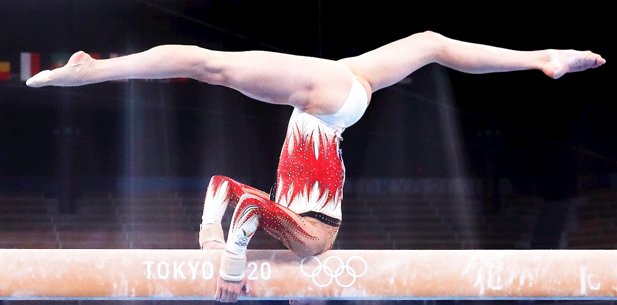 La belga Nina Derwael, durante su concurso en la barra de equilibrio de la final general individual de gimnasia artística de los Juegos Olímpicos de Tokio 2021, en el Centro de Gimnasia Ariake en Tokio, Japón.