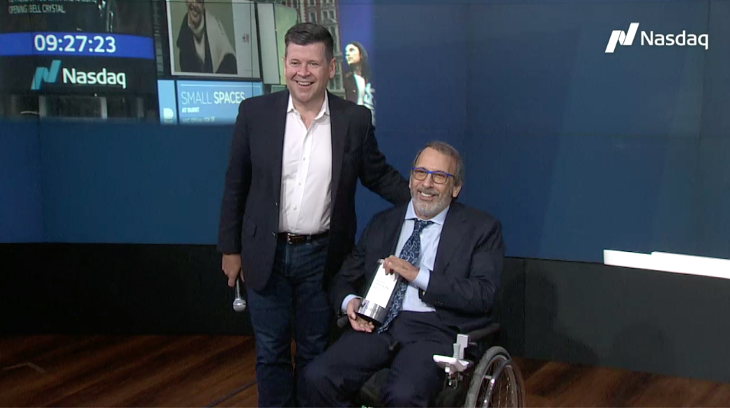 José Manuel Daes, CEO de Tecnoglass, recibió un reconocimiento antes de que la compañía tocara la campana de Nasdaq.