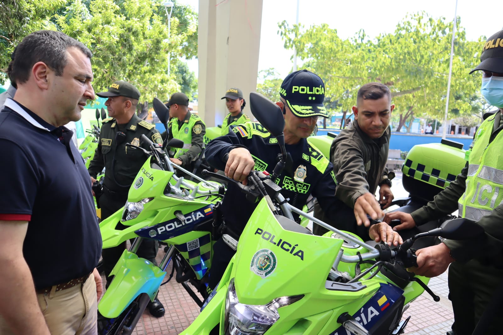 La entrega de las motos se dio en el parque del barrio Las Nieves. 