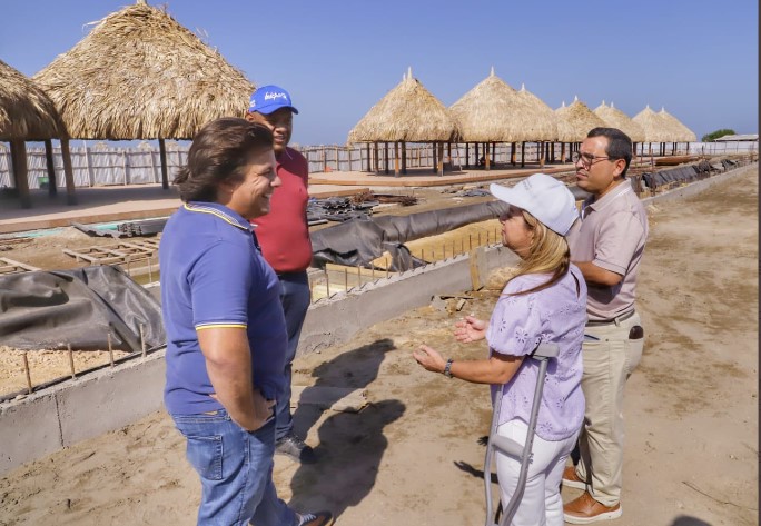 La gobernadora Elsa Noguera inspecciona las obras de ordenamiento de playas.