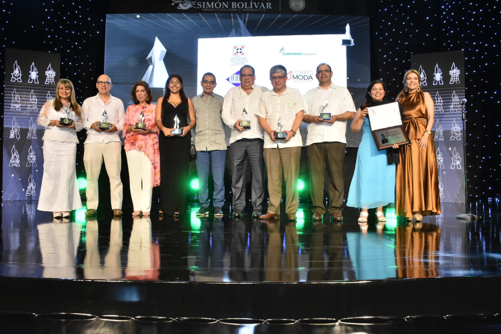 Los ganadores de la nueva edición del Premio Mérito Empresarial de Unisimón 2022.