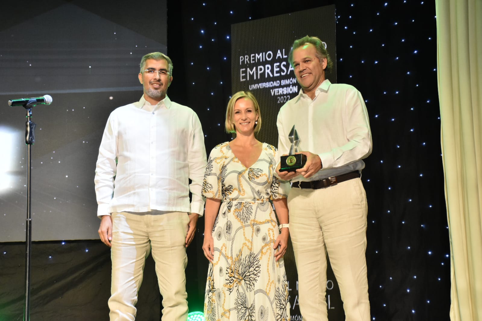 Juan Manuel Alvarado y Vicky Osorio entregaron el premio Mérito a la Empresa Innovadora a Promigas, representada por Juan Manuel Rojas, presidente