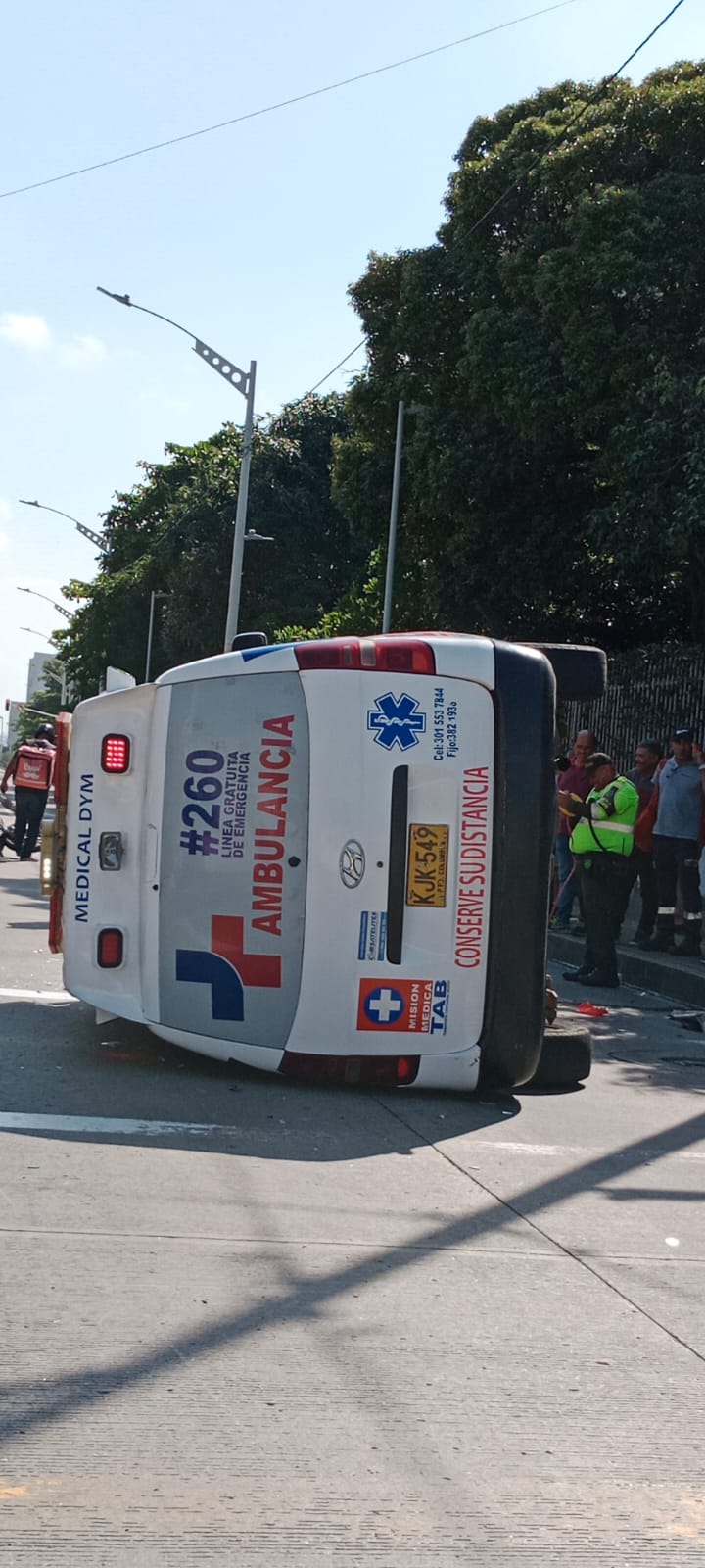 Ambulancia volcada. 