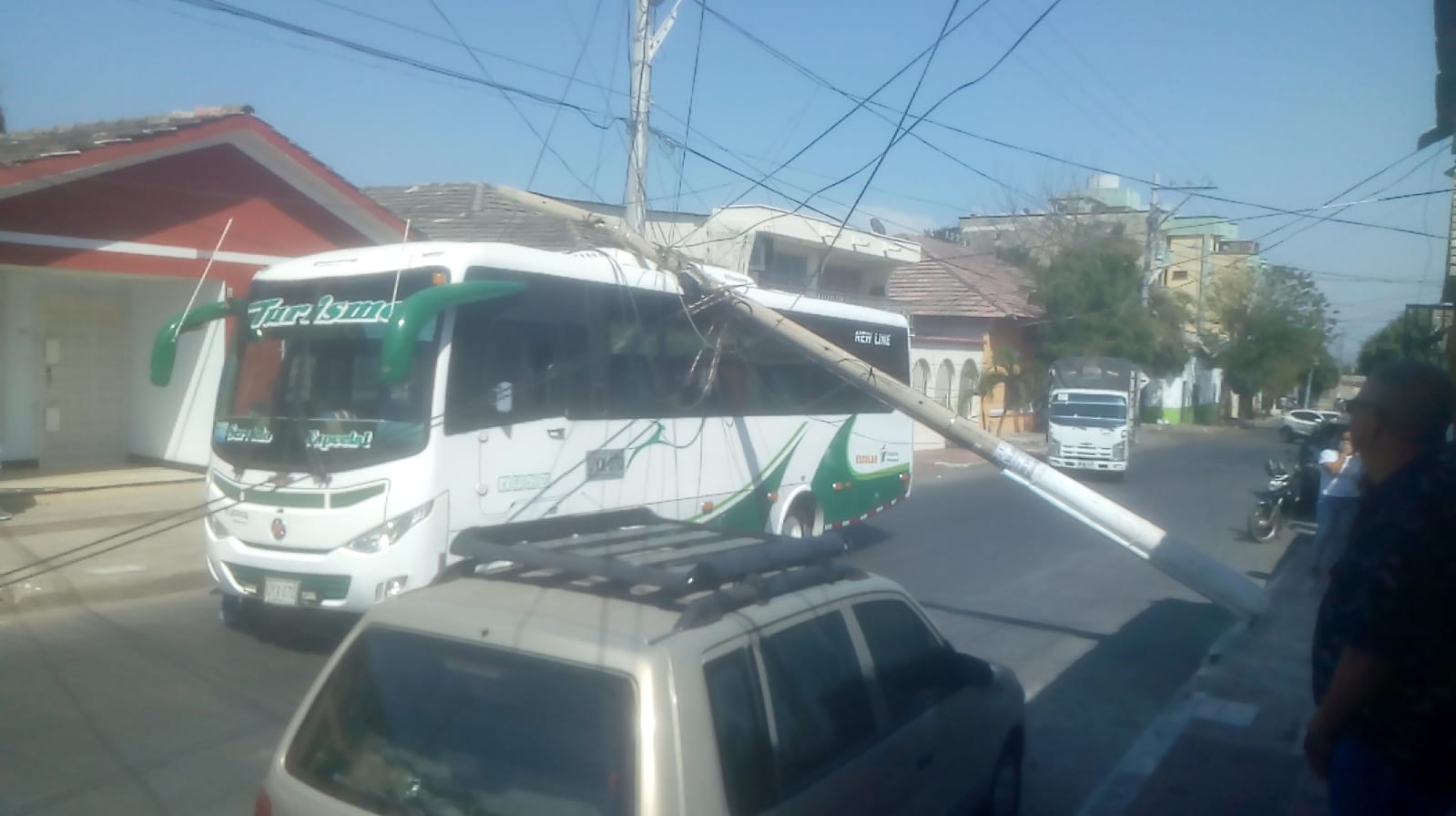 Bus afectado tras la caída del bus. 