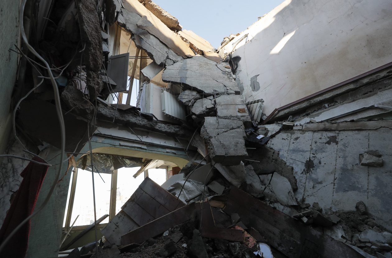 fragmentos del misil ruso derribado provocaron la destrucción de las estructuras del edificio del piso 16.