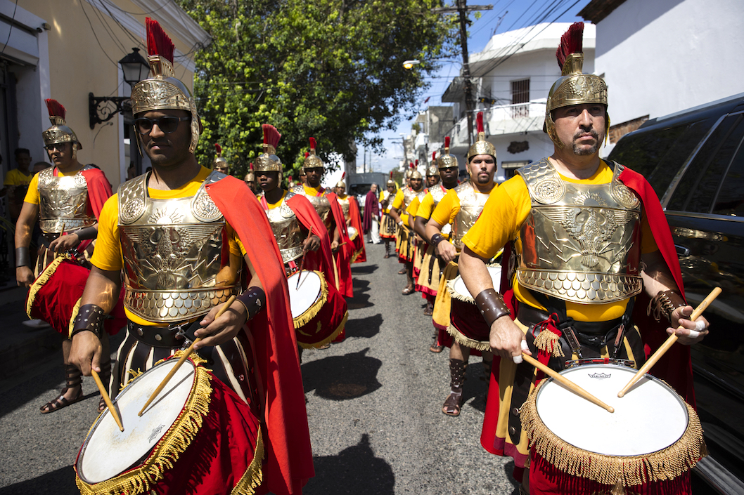 Miembros de la Cofradía de la Guardia Romana y feligreses participan en la procesión del Domingo de Ramos, hoy en Santo Domingo (República Dominicana).