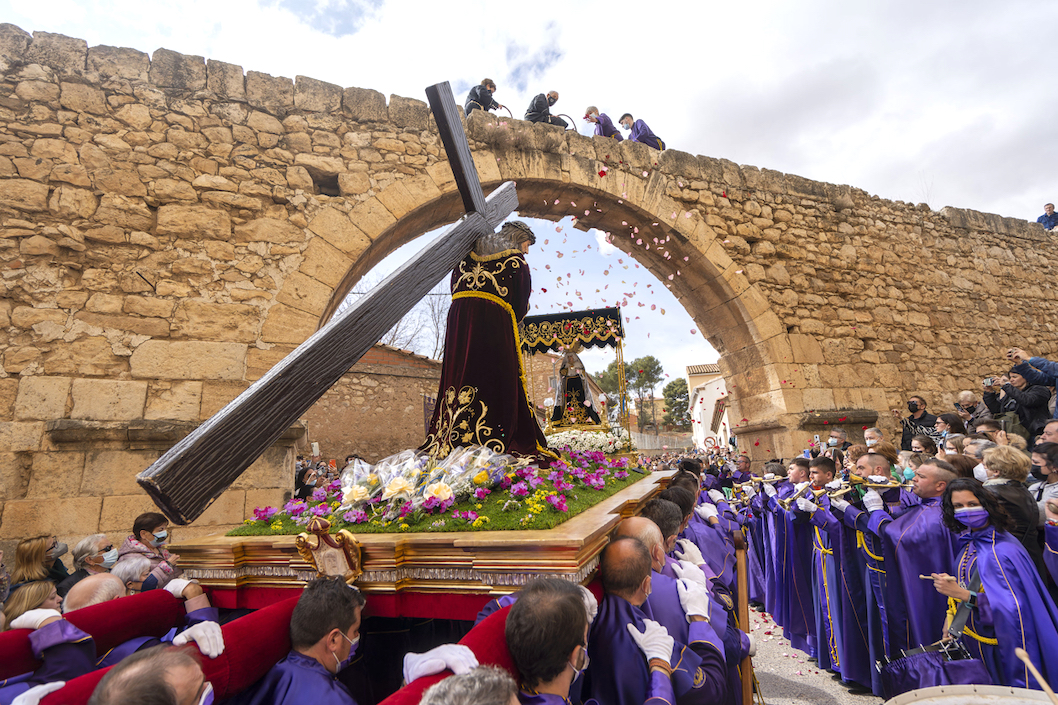 Procesión del Encuentro de Jesús Nazareno con la Virgen de la Cofradía de Nuestra Señora de la Soledad, en el Arquillo de Teruel, España.