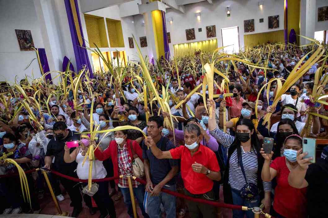 Feligreses católicos participan en la procesión del Domingo de Ramos en la catedral metropolitana, en Managua, Nicaragua.