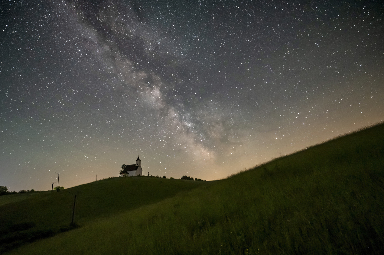 La Vía Láctea se extiende por el claro cielo nocturno sobre el pueblo de Gemersky Jablonec también llamado Gomoralmagy, situado en la frontera entre Eslovaquia y Hungría.  