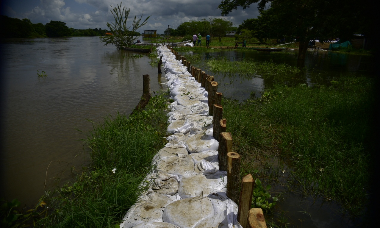 Sacos de arena como contención en la ribera del Canal del Dique en el sur del Atlántico
