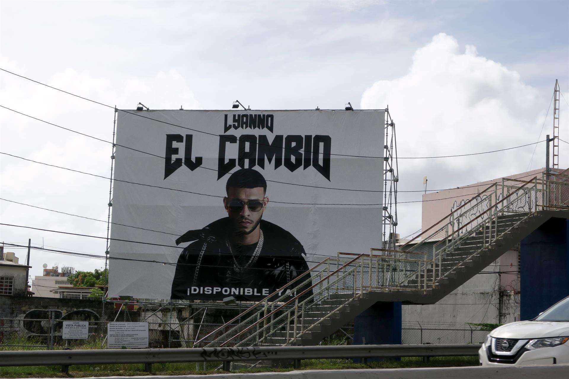 Vista de una valla del nuevo disco del artista urbano puertorriqueño Lyanno, "El Cambio", a la entrada del coliseo de San Juan (Puerto Rico).