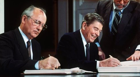 Con el expresidente de EE.UU. Ronald Reagan firmó el Tratado de Washington para destruir las armas nucleares de corto y medio alcance.