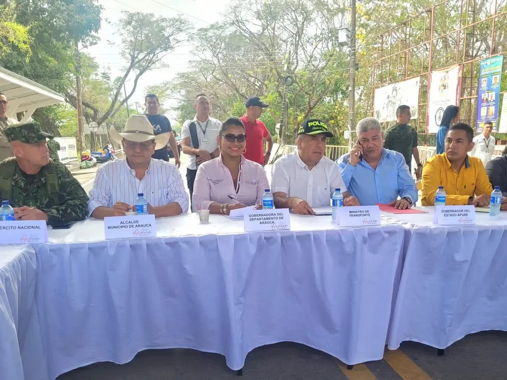 El Ministro de Transporte, Guillermo Reyes, en la apertura del puente internacional José Antonio Páez.