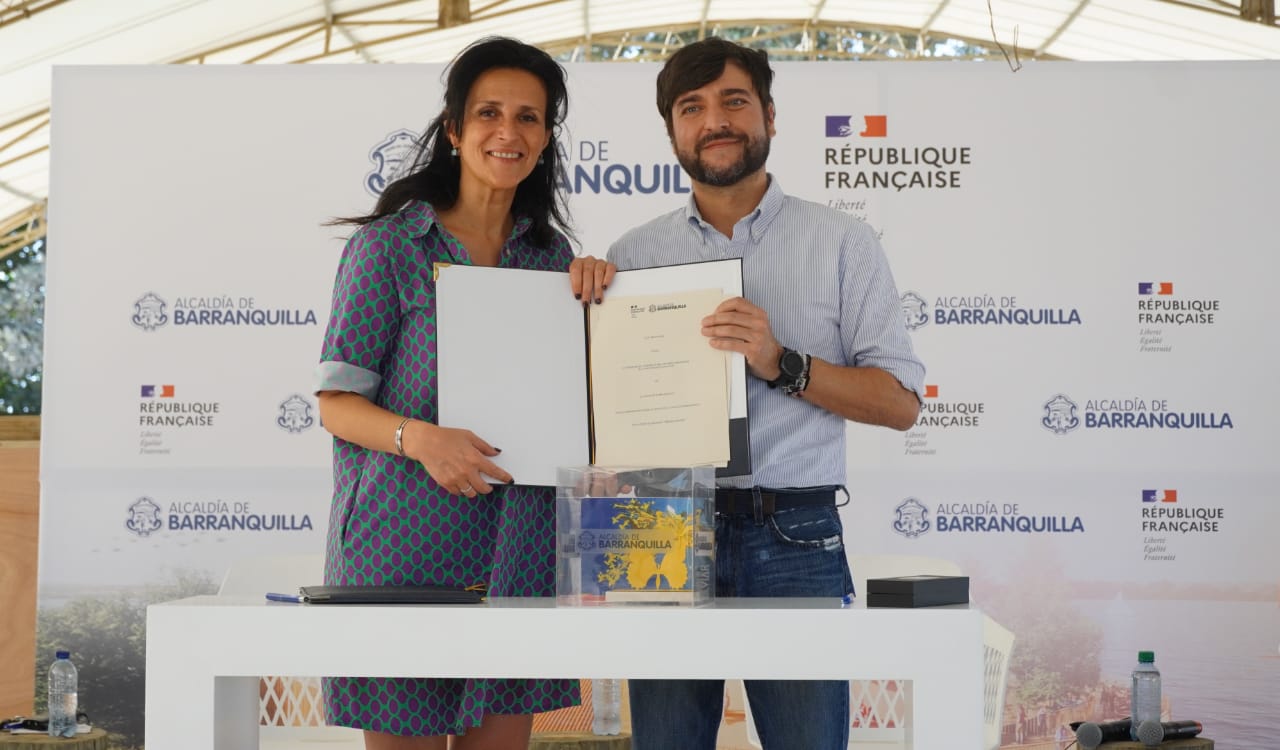 El Alcalde Pumarejo en la firma del nuevo convenio con la Agencia Francesa de Desarrollo.