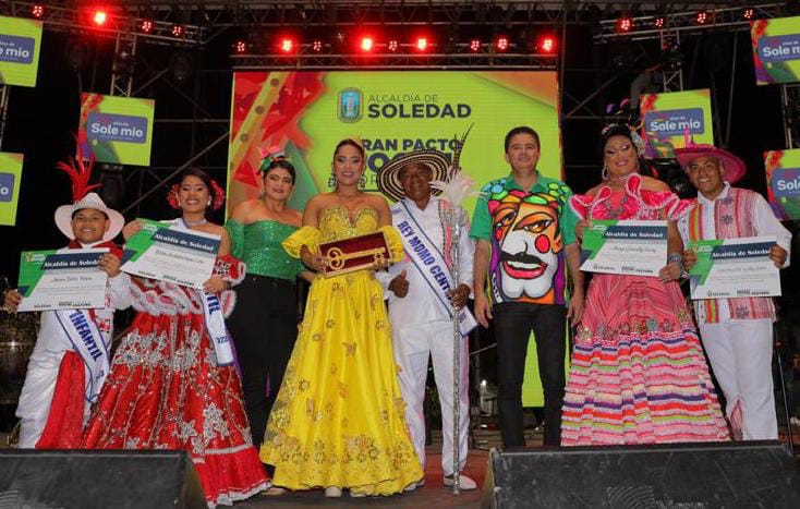 El Alcalde Rodolfo Ucrós Rosales, y su esposa, Darley Santos Moreno, entregando las llaves de Soledad a sus Reyes del Carnaval 2023.
