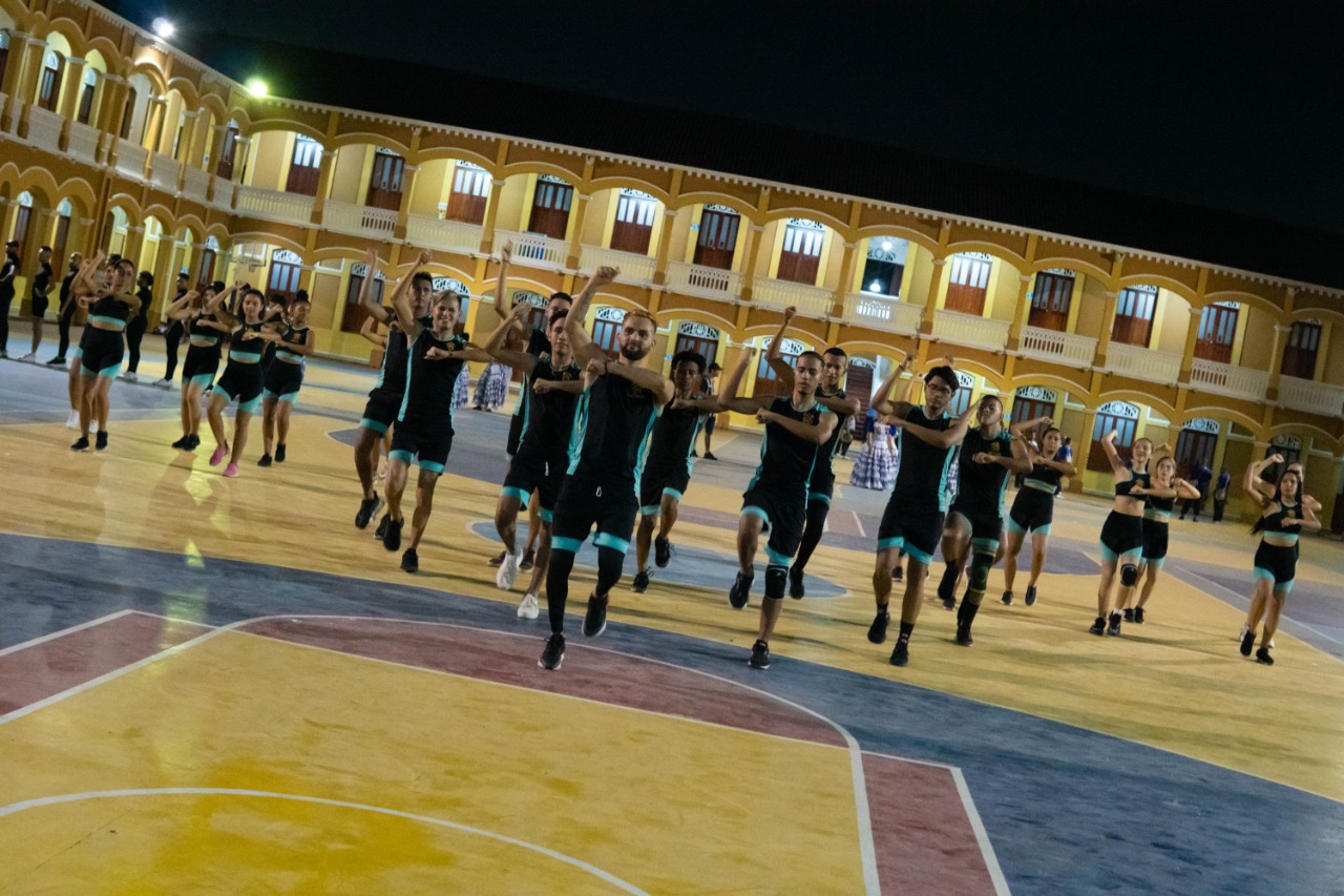 Bailarines que acompañarán la puesta en escena. 