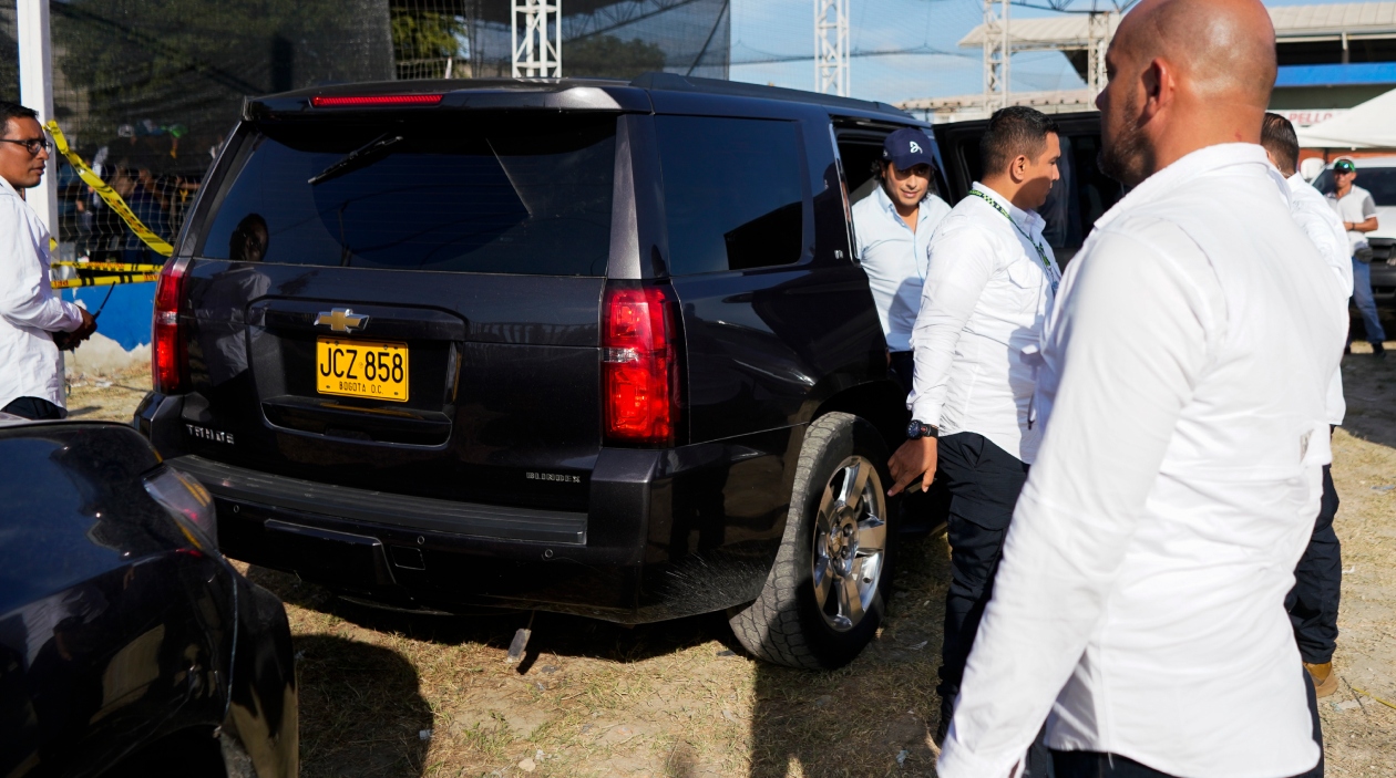 El diputado Nicolás Petro y la camioneta.