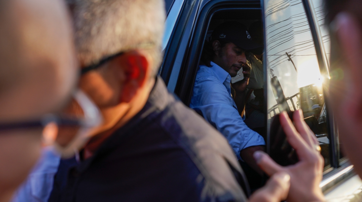 El diputado Nicolás Petro y la camioneta.