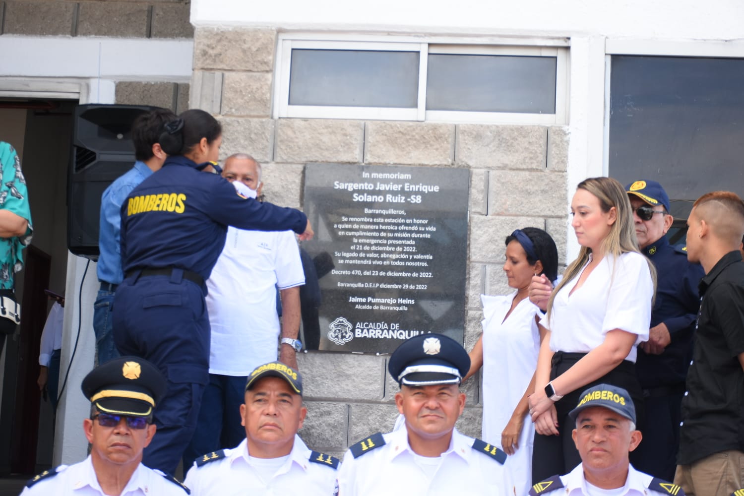 El Alcalde Pumarejo entregó la placa de la ‘Estación Sargento Javier Solano Ruiz’.