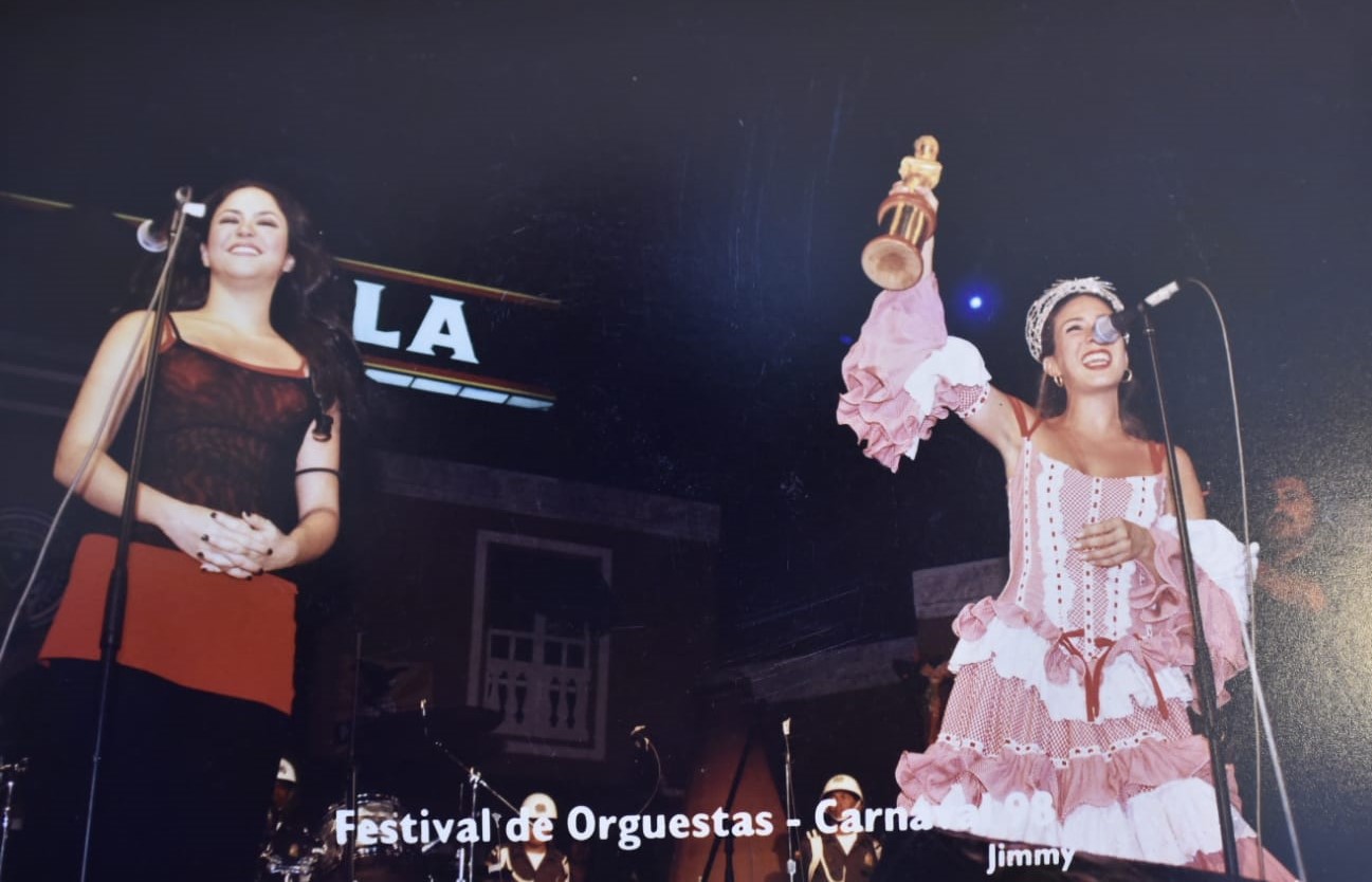 Liliana Hoyos entregándole un Congo de Oro a Shakira en el Festival de Orquestas 1998.