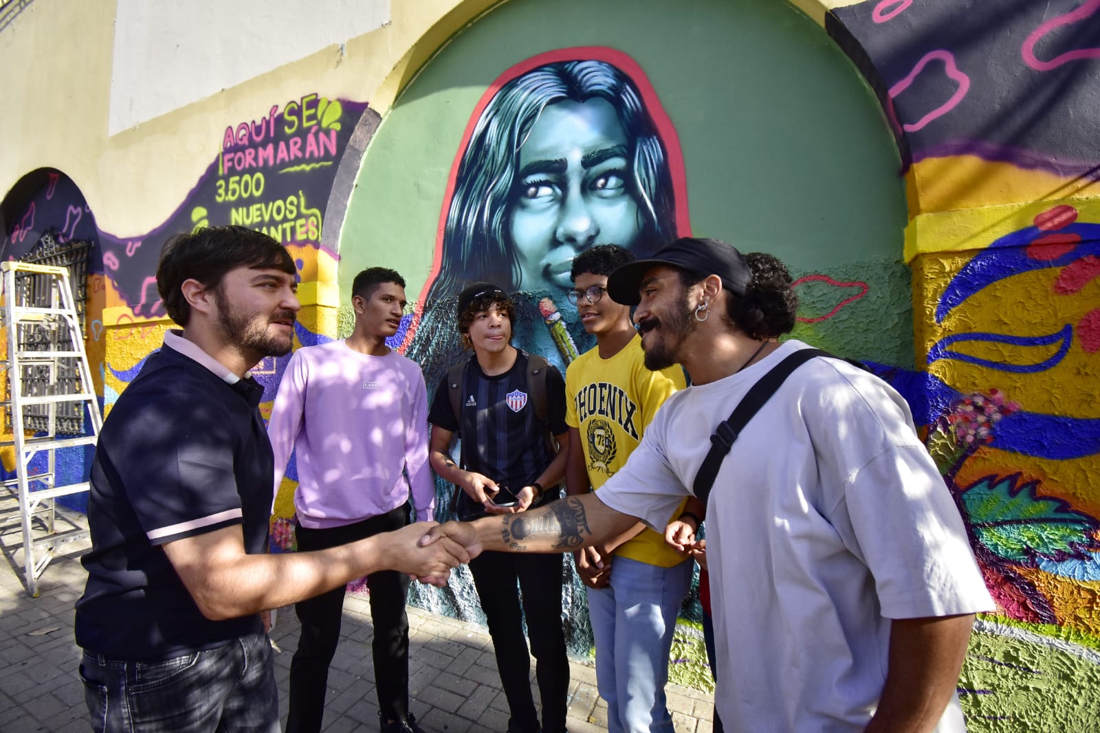 El Alcalde Jaime Pumarejo junto a un grupo de estudiantes.