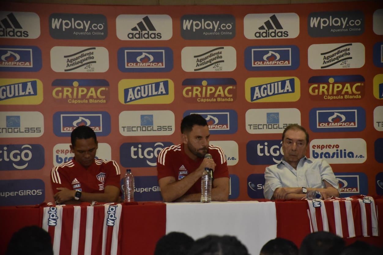 Carlos Bacca, el capitán Sebastián Viera y Fuad Char.