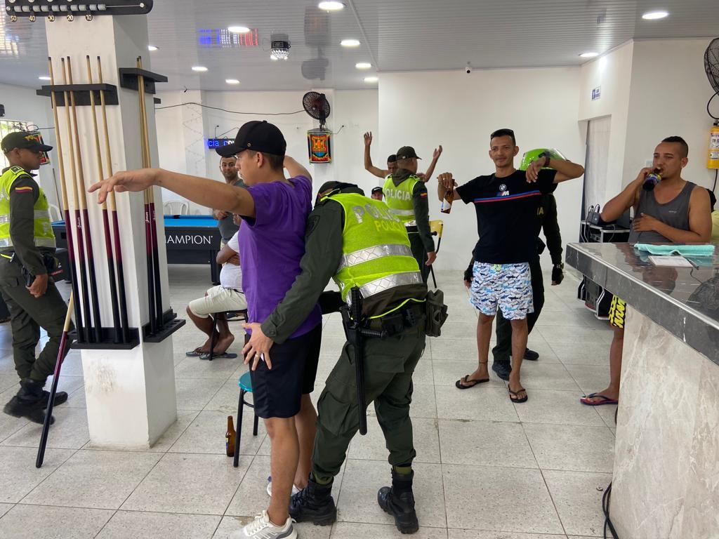 Policías en requisas en Barranquilla.