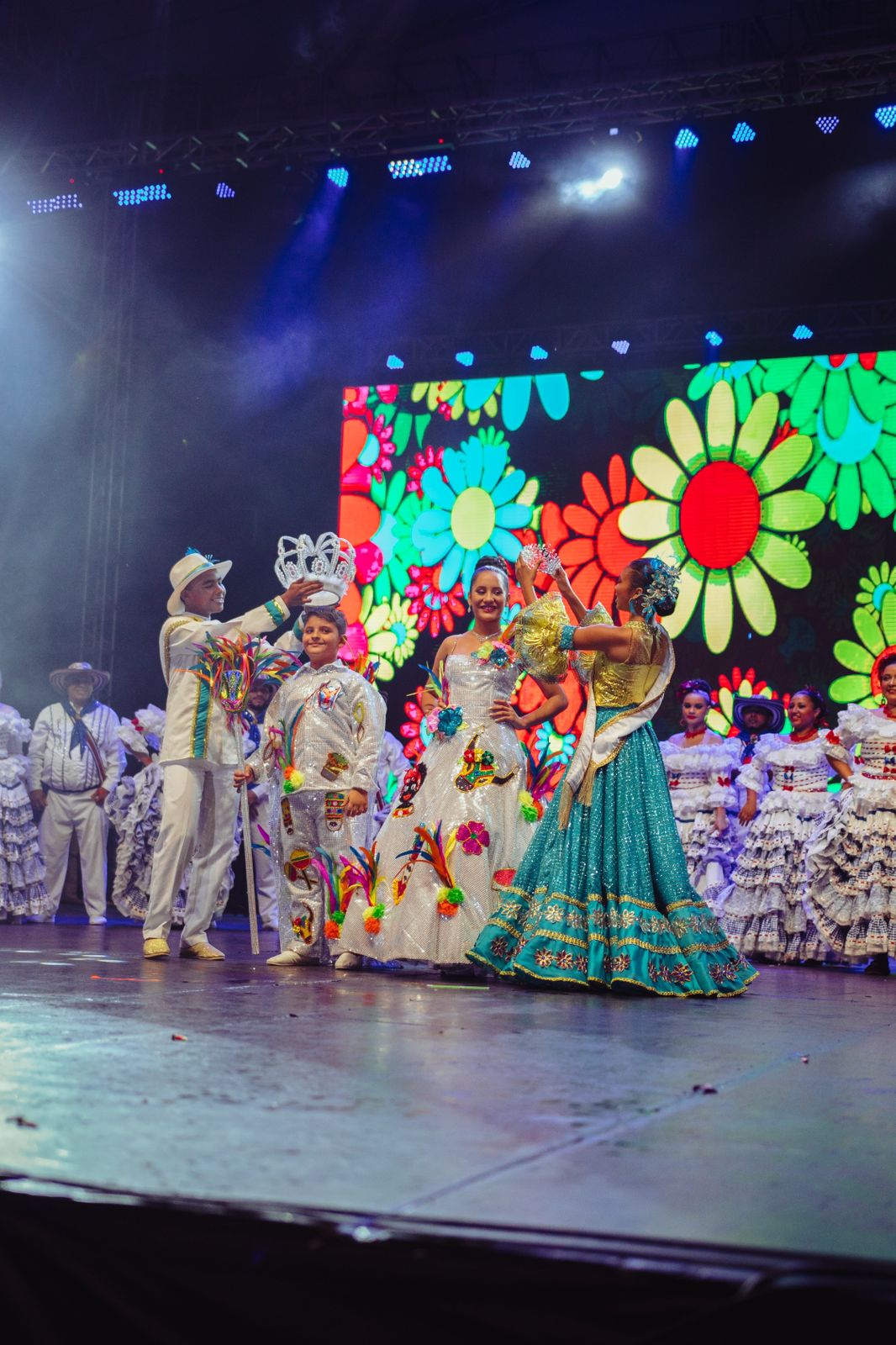 Tahiana Rentería y Diego Chelia coronando a los Reyes Infantiles del Carnaval de la 44, Triana Santamaría Orozco y Jesús Zuluaga Ortega.