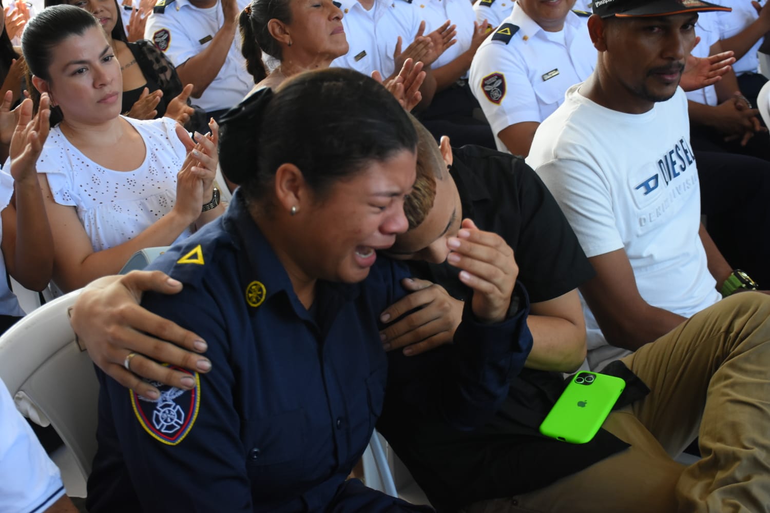 Karolay Solano, hija del sargento Solano, llora junto a uno de sus familiares.