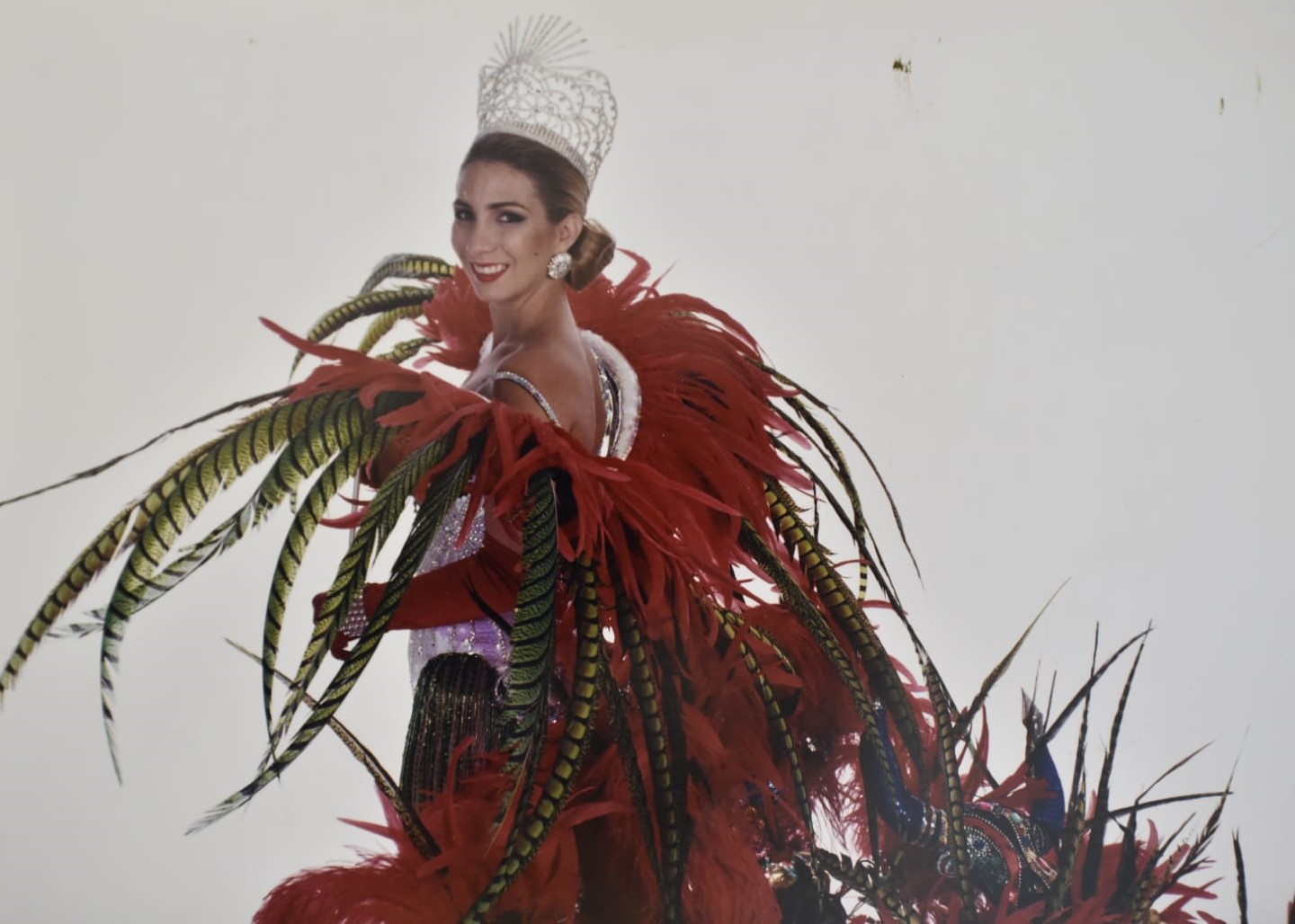 Liliana Hoyos Sánchez posando con su vestido de Coronación.