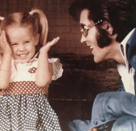 Lisa Marie con su padre Elvis Presley en una foto de archivo.