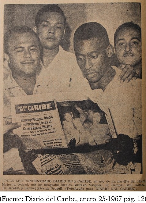 Pelé leyendo un ejemplar de Diario del Caribe.