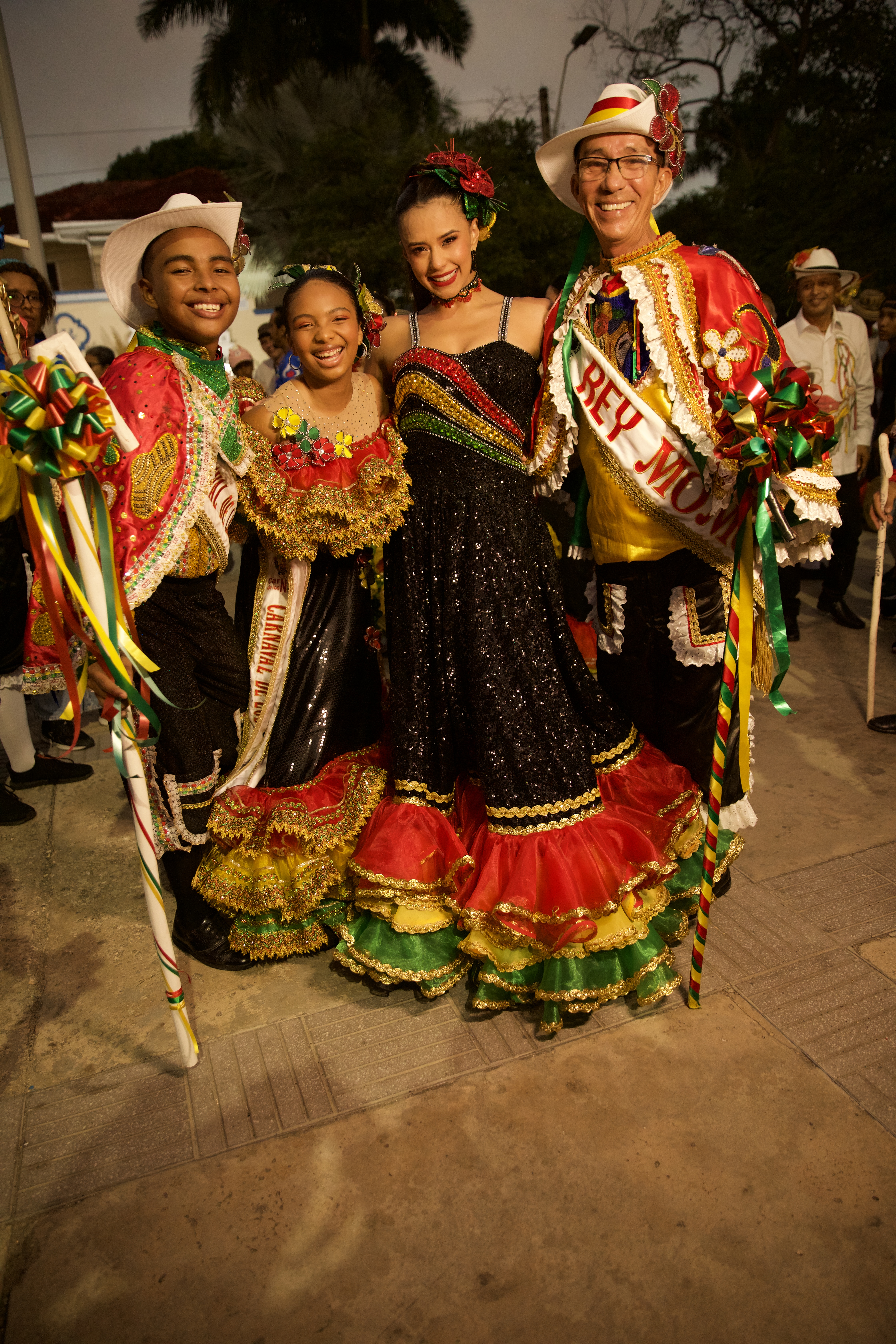 Tahiana y Diego junto a a reina Natalia de Castro y el Rey Momo Sebastián Guzmán.