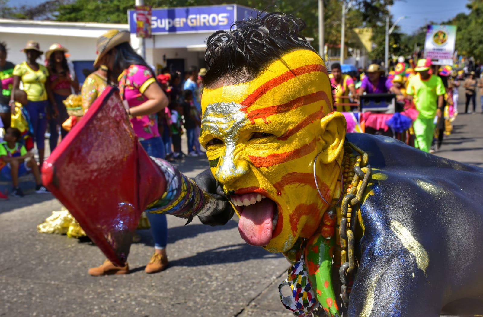 Un disfraz de indio desfilando en la versión anterior del Carnaval del Suroccidente. 