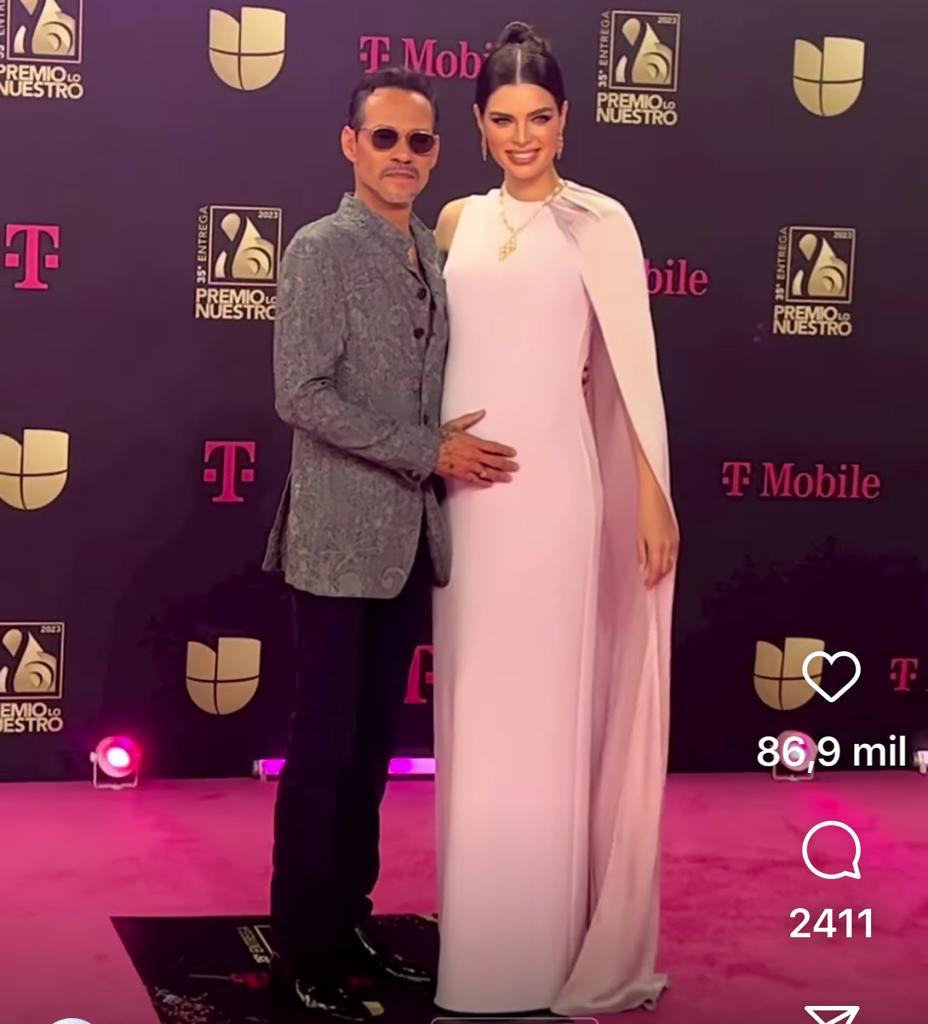 Marc Anthony con su esposa Nadia Ferreira.