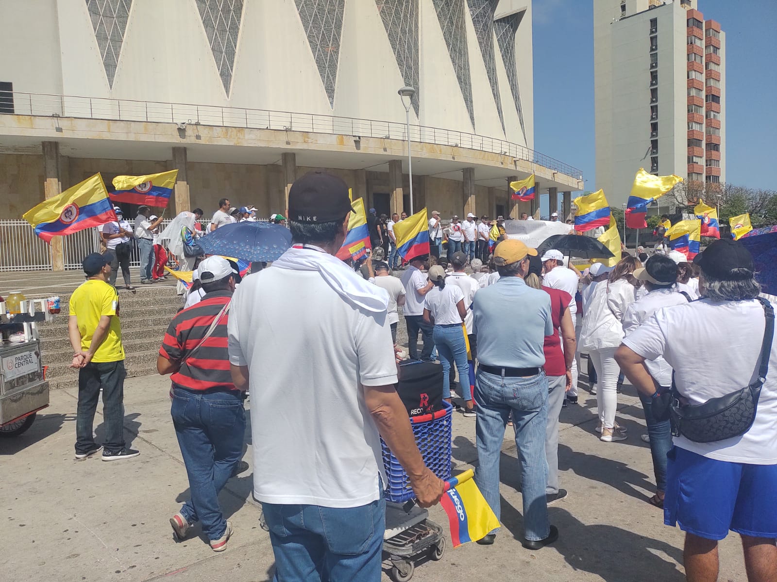 Concentración de opositores en la Plaza de la Paz.