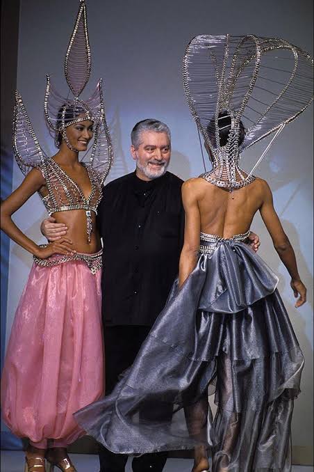 Paco Rabanne con dos de sus creaciones.