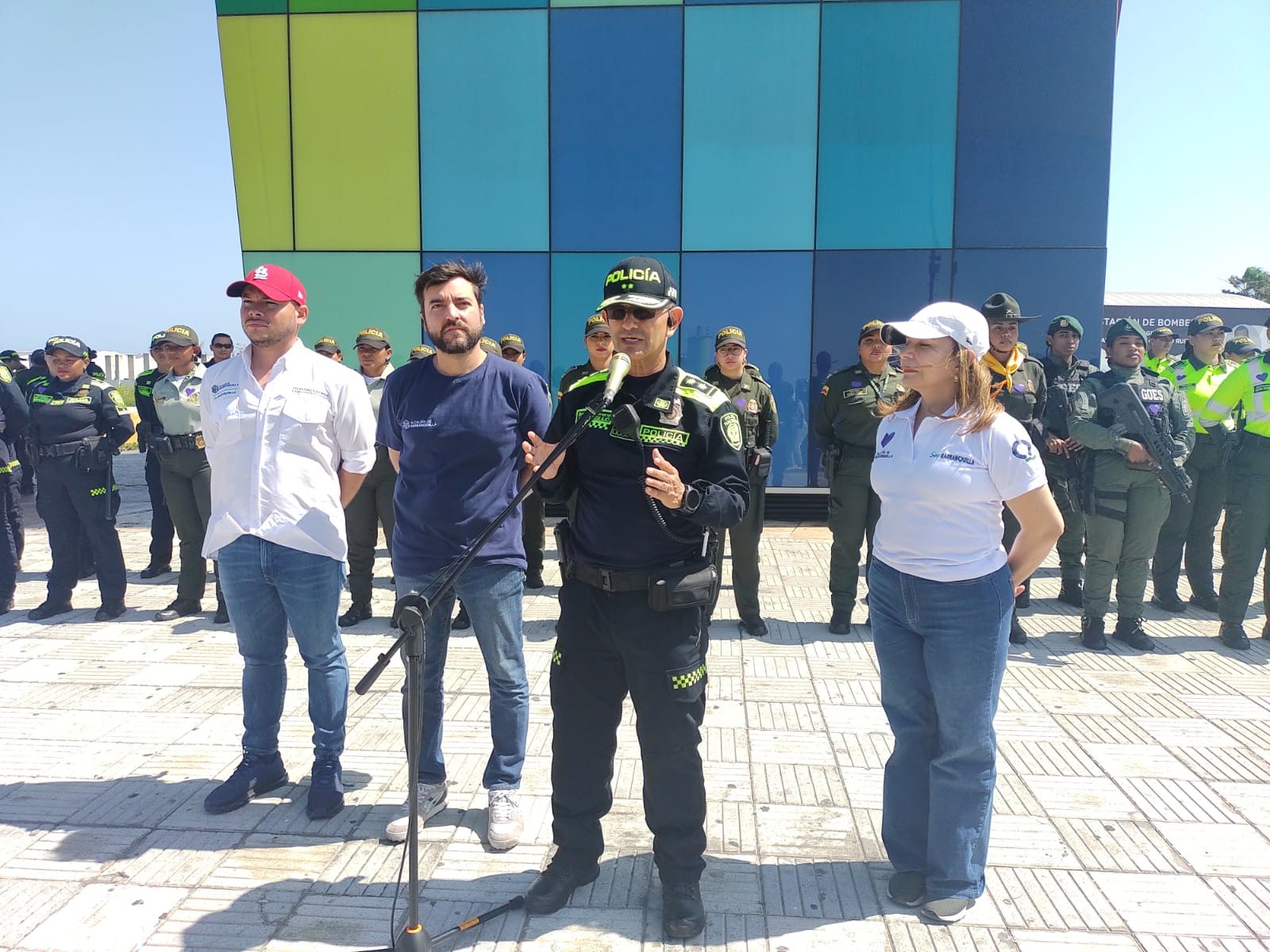 Rueda de prensa liderada por la Policía y el Alcalde Jaime Pumarejo.