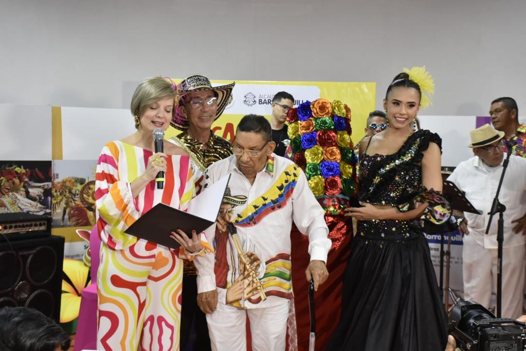 La directora de Carnaval SAS, Sandra Gómez, el Rey Momo del Carnaval 2023, Sebastián Guzmán Gallego; el maestro Pedro 'Ramayá' Beltrán y la Reina Natalia De Castro.
